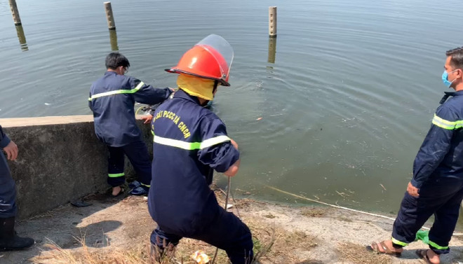Đội Cảnh sát Phòng cháy chữa cháy và Cứu hộ cứu nạn tỉnh Bình Dương tìm kiếm các cháu bé bị đuối nước. (Ảnh: Huyền Trang/TTXVN) Bình Dương: Hai cháu bé tử vong, một cháu nguy kịch do đuối nước ảnh 1