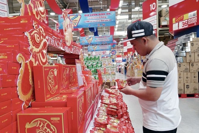 Người tiêu dùng Thành phố Hồ Chí Minh chọn mua bánh Trung Thu. (Ảnh: Mỹ Phương/TTXVN) Chỉ số giá tiêu dùng tháng 8 của Thành phố Hồ Chí Minh tăng 0,7% ảnh 1