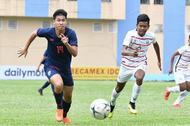 U18 Thái Lan (áo xanh) bị loại. (Nguồn: FA Thailand) U18 Đông Nam Á: Malaysia thắng sốc Australia, Thái Lan bị loại sớm ảnh 1