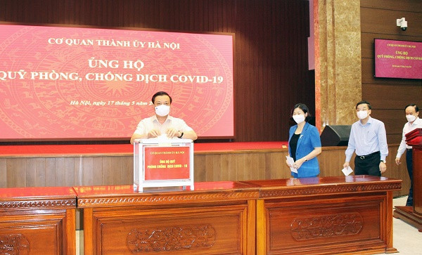 Bí thư Thành ủy Hà Nội Đinh Tiến Dũng cùng lãnh đạo Thành phố tham gia ủng hộ Quỹ phòng, chống dịch COVID-19. (Ảnh: chinhphu.vn) Thành ủy Hà Nội ủng hộ gần 150 triệu đồng cho Quỹ phòng chống COVID-19 ảnh 1