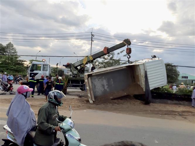 Quảng Trị: Xe container va chạm với xe máy, 2 người chết tại chỗ ảnh 1