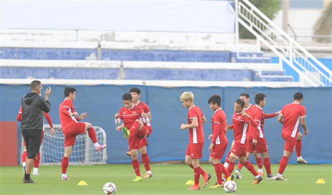Đội tuyển Việt Nam luyện bài chống bóng bổng trước trận gặp Jordan ảnh 1