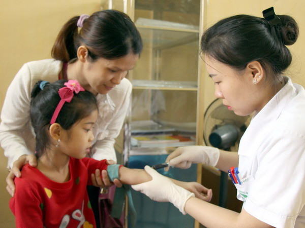 Hai bệnh nhi ngộ độc chì cấp do dùng thuốc cam không rõ nguồn gốc ảnh 1