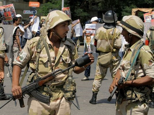 Ai Cập phá hủy nhiều phương tiện buôn lậu vũ khí từ biên giới Libya ảnh 1