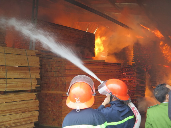 Đang cháy lớn tại Khu công nghiệp Quế Võ ở tỉnh Bắc Ninh ảnh 1