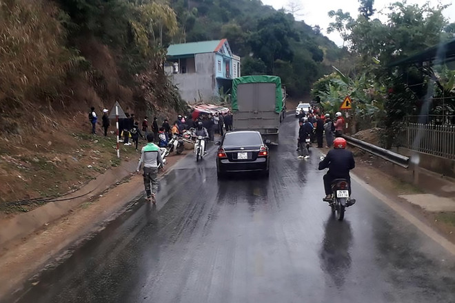 Sơn La: Xe tải mất phanh đâm xe khách lật ngang, 12 người bị thương ảnh 1