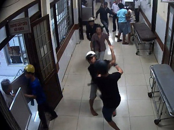 Bắt 2 nhóm thanh niên hỗn chiến trong bệnh viện tỉnh Đắk Lắk ảnh 1