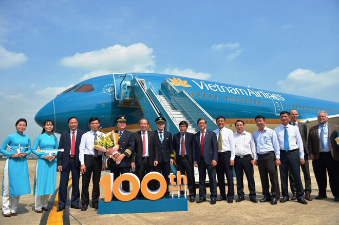 Phó Thủ tướng Chính phủ Trương Hòa Bình tin tưởng Vietnam Airlines đóng vai trò trụ cột với tư cách là hãng hàng không Quốc gia. (Ảnh: Việt Hùng/Vietnam+) Vietnam Airlines đón tàu bay thứ 100, nâng tầm hàng không Việt ảnh 1