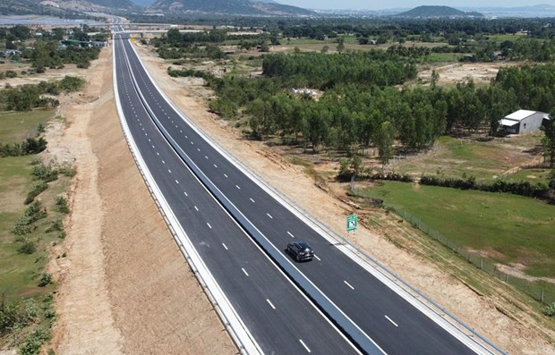 Dự án Cao tốc Nha Trang-Cam Lâm qua tỉnh Khánh Hòa được nhà thầu thi công vượt tiến độ về đích sớm hơn 3 tháng. (Ảnh: CTV/Vietnam+) Thêm hai tuyến Cao tốc Bắc-Nam sẽ được thông xe vào ngày 19/5 tới ảnh 1