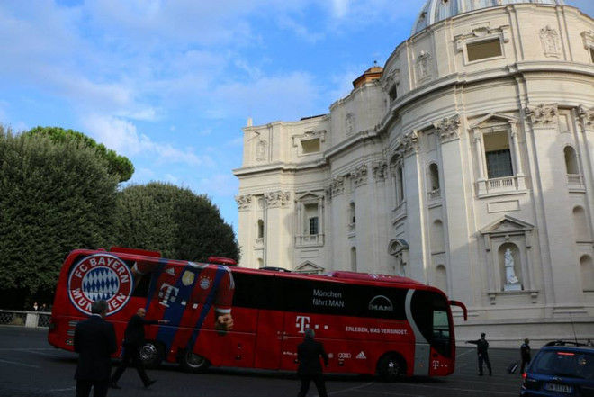 Bayern tặng áo cho Giáo hoàng và quyên 1 triệu Euro làm từ thiện ảnh 2