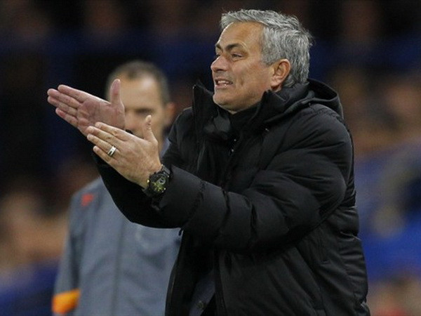 Jose Mourinho cười tươi chỉ đạo học trò. (Nguồn: AFP/Getty Images) Jose Mourinho ca ngợi học trò sau "set tennis" trước Maribor ảnh 1