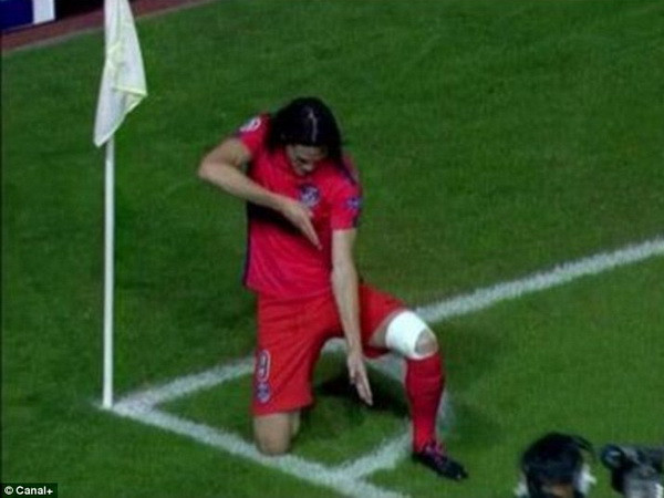 Cavani tiến hiện màn ăn mừng. (Nguồn: YouTube) Tiền đạo Edinson Cavani lại "rút súng" ăn mừng bàn thắng ảnh 1