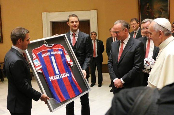 Bayern tặng áo cho Giáo hoàng và quyên 1 triệu Euro làm từ thiện ảnh 1
