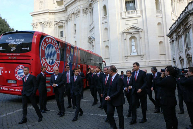 Bayern tặng áo cho Giáo hoàng và quyên 1 triệu Euro làm từ thiện ảnh 3