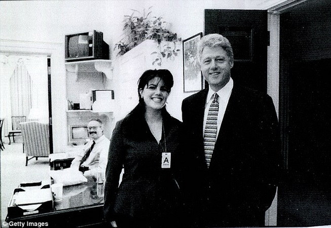 Monica Lewinsky khi còn là cấp dưới của Bill Clinton. (Nguồn: Getty Images) "Người tình tổng thống" Monica Lewinsky kể việc bị sỉ nhục công khai ảnh 2