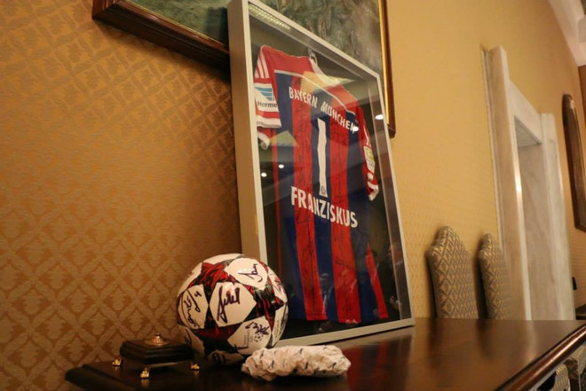 Bayern tặng áo cho Giáo hoàng và quyên 1 triệu Euro làm từ thiện ảnh 7