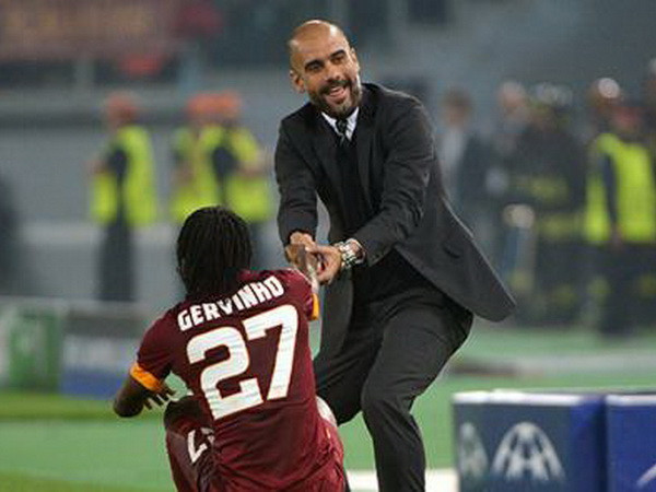 Pep Guardiola an ủi cầu thủ Roma sau trận đấu. (Nguồn:FCb.de) Pep Guardiola hân hoan sau màn vùi dập của Bayern trước Roma ảnh 1