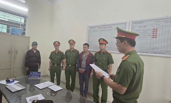 Cơ quan điều tra thi hành Lệnh bắt tạm giam bị can Bùi Văn Cường. (Ảnh: TTXVN phát) TTXVN_2910 dong vat hoang da bat giu.jpeg