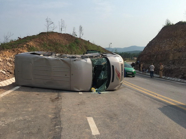 Bình Dương: Hai xe ôtô va chạm mạnh, 1 cháu bé tử vong tại chỗ ảnh 1