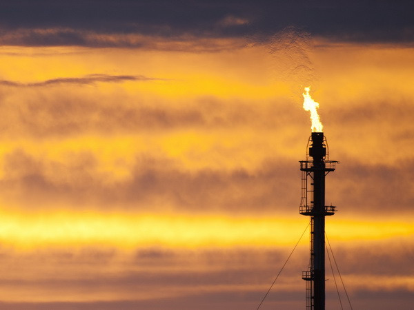 Giá dầu tiếp tục xuống mức thấp nhất trong gần 6 năm qua ảnh 1