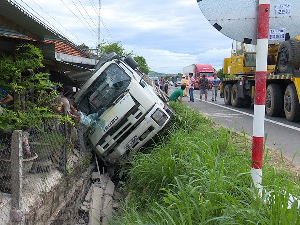 Phú Yên: Xe tải chở lợn đâm vào nhà dân làm 1 người bị thương ảnh 1