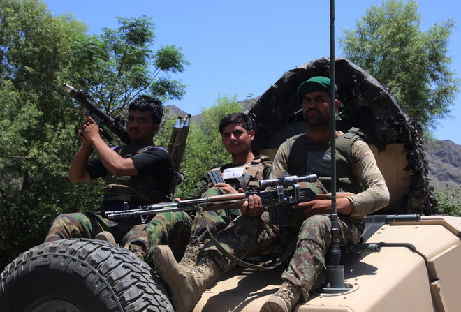 Hàng trăm tay súng IS tại Afghanistan đầu hàng, giao nộp vũ khí ảnh 1