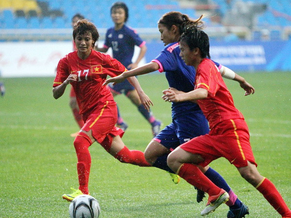Tuyển nữ Việt Nam thi đấu tại ASIAD 17. (Ảnh: Hữu Quý/TTXVN) Trao thưởng 2 tỷ đồng cho đội tuyển bóng đá nữ quốc gia ảnh 1
