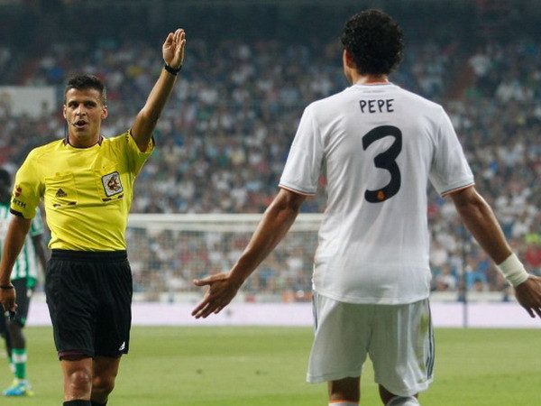 Trọng tài Jesus Gil Manzano từng điều khiển 7 trận đấu có mặt của Real Madrid. (Nguồn: AP) Công bố danh tính trọng tài bắt chính "kinh điển" Real - Barca ảnh 1
