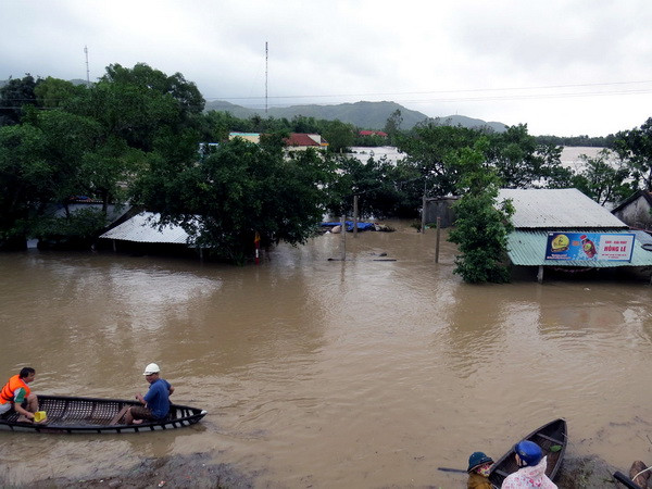 Áp thấp nhiệt đới gần quần đảo Trường Sa, lũ khẩn cấp tại Phú Yên ảnh 1