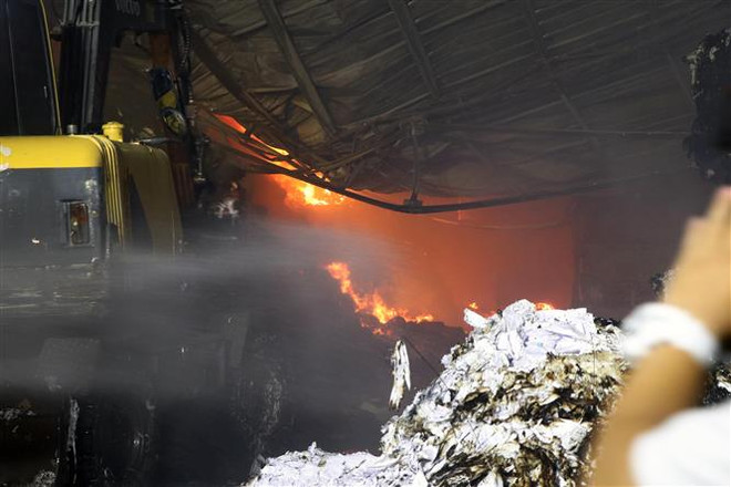 Hải Phòng: Cháy lớn thiêu rụi nhà xưởng xây ngay dưới lưới điện ảnh 1