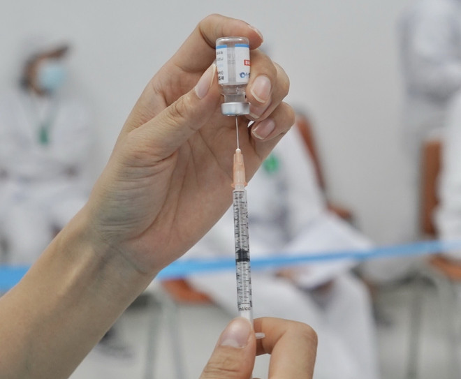 (Ảnh minh họa: TTXVN phát) Cần Thơ: Thông tin về vụ bé gái 13 tuổi được tiêm vaccine COVID-19 ảnh 1