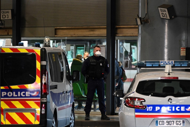 An ninh thắt chặt ở bến xe buýt Lyon Perranche. (Nguồn: AFP) COVID-19: Pháp tạm giữ một xe nghi có hành khách nhiễm bệnh ảnh 1