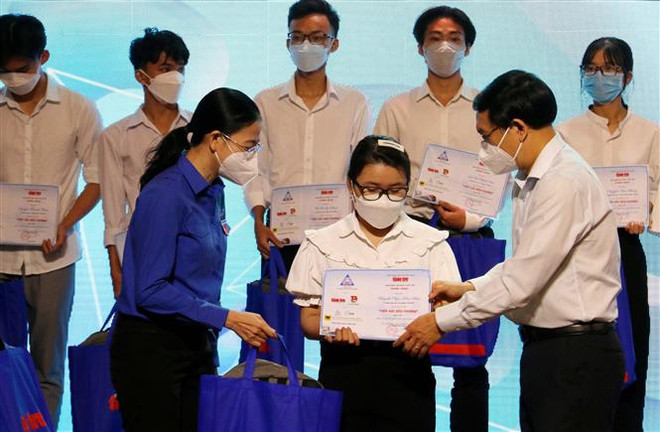 TP.HCM: Trao tặng 18 tỷ đồng học bổng cho tân sinh viên, học sinh ảnh 2
