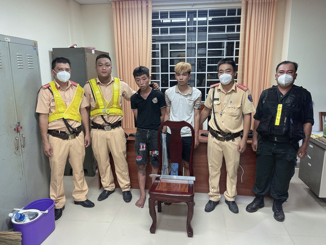 Hai đối tượng Tâm và Nhân bị bắt giữ. (Nguồn: nld.com.vn) Công an Đồng Nai truy bắt 2 đối tượng táo tợn cướp giật trong đêm ảnh 1