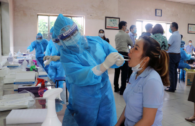 Nhân viên y tế lấy mẫu xét nghiệm cho công nhân làm việc tại các khu công nghiệp. (Ảnh: TTXVN phát) Hải Phòng xét nghiệm diện rộng đối với công nhân tại các KCN ảnh 3