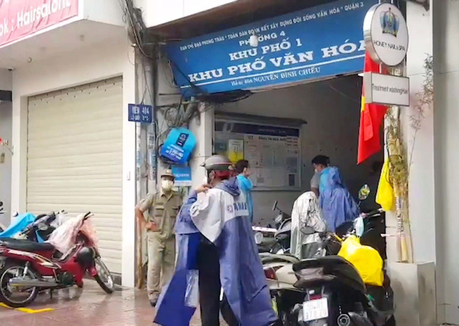 [Photo] TP.HCM phong tỏa khu vực có ca mắc COVID-19 mới ở Quận 3 ảnh 4