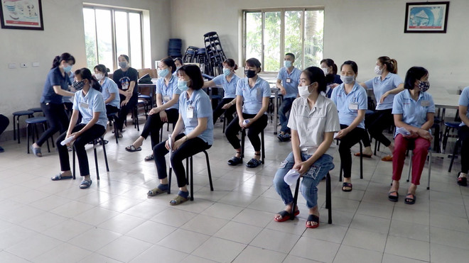 Nhân viên y tế lấy mẫu xét nghiệm cho công nhân làm việc tại các khu công nghiệp. (Ảnh: TTXVN phát) Hải Phòng xét nghiệm diện rộng đối với công nhân tại các KCN ảnh 4