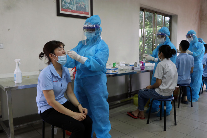 Nhân viên y tế lấy mẫu xét nghiệm cho công nhân làm việc tại các khu công nghiệp. (Ảnh: TTXVN phát) Hải Phòng xét nghiệm diện rộng đối với công nhân tại các KCN ảnh 2