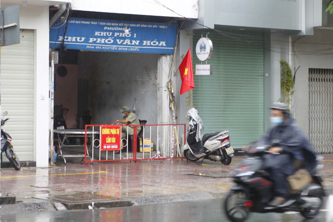 [Photo] TP.HCM phong tỏa khu vực có ca mắc COVID-19 mới ở Quận 3 ảnh 1