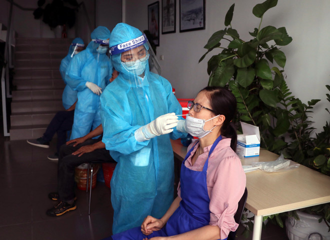 Nhân viên y tế lấy mẫu xét nghiệm cho công nhân làm việc tại các khu công nghiệp. (Ảnh: TTXVN phát) Hải Phòng xét nghiệm diện rộng đối với công nhân tại các KCN ảnh 1