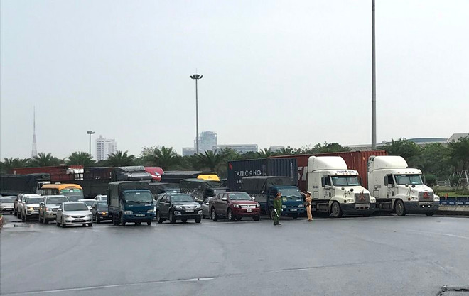 Khu vực ngã tư Đại lộ Thăng Long-Big C lượng phương tiện tập trung ngày một đông. (Ảnh: Việt Hùng/Vietnam+) Tàu hỏa hết vé giường nằm, bến xe ‘lác đác’ khách về quê dịp lễ 30/4 ảnh 6