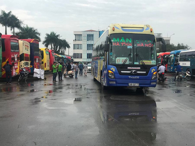 Phương tiện xe khách tại bến xe Nước Ngầm. (Ảnh: Việt Hùng/Vietnam+) Tàu hỏa hết vé giường nằm, bến xe ‘lác đác’ khách về quê dịp lễ 30/4 ảnh 4