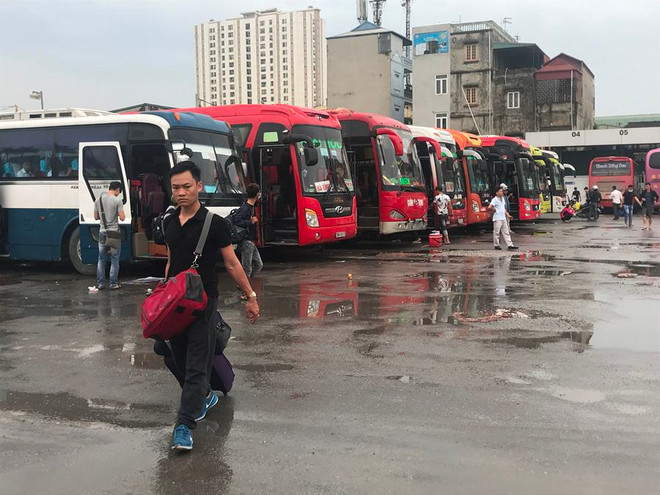Phương tiện xe khách tại bến xe Nước Ngầm. (Ảnh: Việt Hùng/Vietnam+) Công bố 20 đường dây nóng dân phản ánh về giao thông dịp nghỉ lễ 30/4 ảnh 1