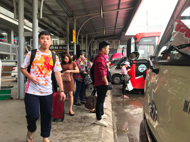 Hành khách chờ xe để về quê. (Ảnh: Việt Hùng/Vienam+) Tàu hỏa hết vé giường nằm, bến xe ‘lác đác’ khách về quê dịp lễ 30/4 ảnh 1