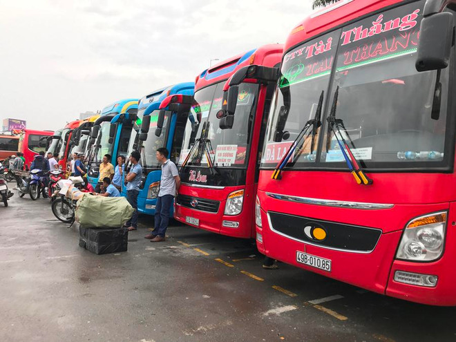 Các xe trong bến sẵn sàng đáp ứng nhu cầu đi lại của người dân dịp nghỉ lễ 30/4. (Ảnh: Việt Hùng/Vietnam+) Tàu hỏa hết vé giường nằm, bến xe ‘lác đác’ khách về quê dịp lễ 30/4 ảnh 5