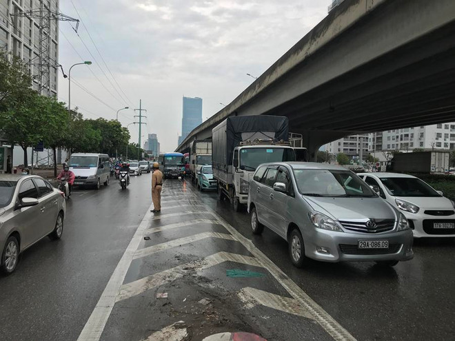 Lực lượng Cảnh sát giao thông phân luồng phương tiện nhằm tránh ùn tắc giao thông ở cửa ngõ đường Giải Phóng . (Ảnh: Việt Hùng/Vietnam+) Tàu hỏa hết vé giường nằm, bến xe ‘lác đác’ khách về quê dịp lễ 30/4 ảnh 7