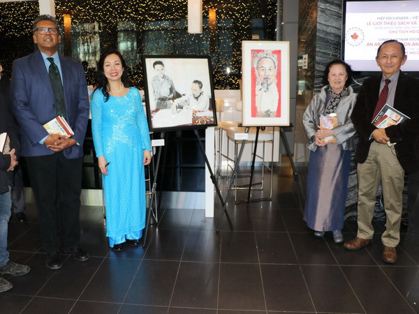 Giới thiệu tranh và sách về Chủ tịch Hồ Chí Minh tại Toronto ảnh 1
