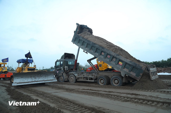 Nguồn vật liệu cát đắp nền đường vẫn còn thiếu tại một số dự án giao thông trọng điểm (Ảnh: Việt Hùng/Vietnam+) vnp-nguon-vat-lieu-7633.jpg