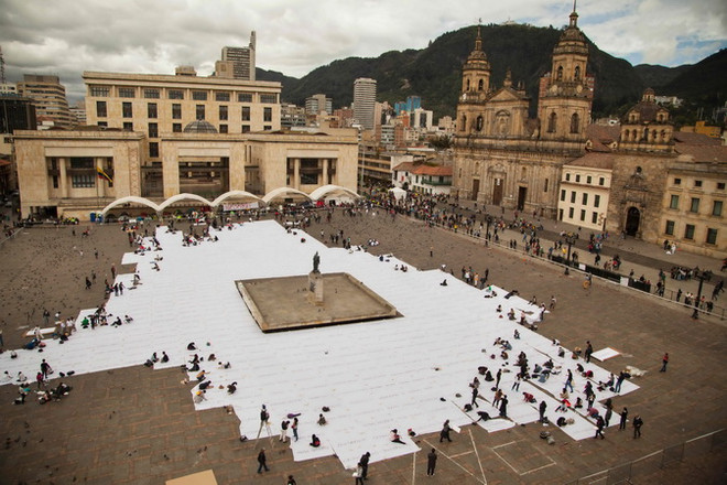 Colombia: Khăn tang khổng lồ tưởng nhớ các nạn nhân cuộc nội chiến ảnh 1