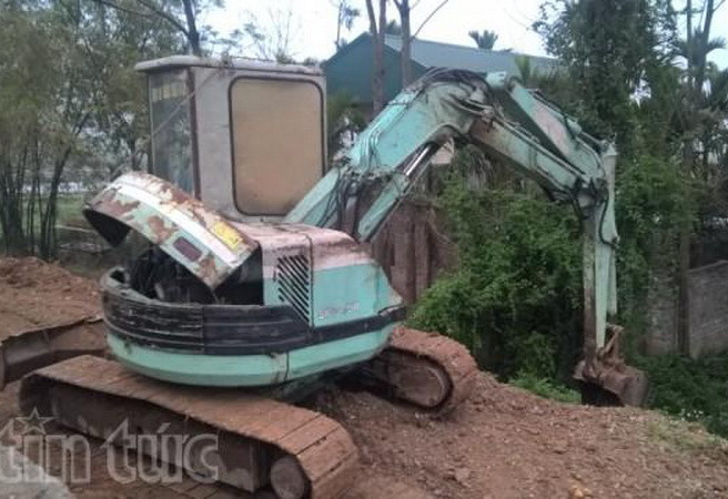 Thành phố Hà Nội yêu cầu xử lý vụ "băm nát" chân đê ở Ứng Hòa ảnh 1